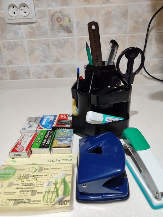 Органайзер вращающийся офисный с канцтоварами.