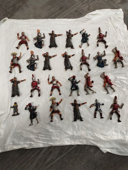 Продавам пластмасови фигури