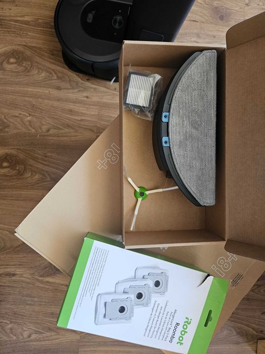 Robot aspirator + mop iRobot Roomba Combo i8+ cu stație auto-golire