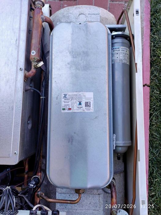 Centrală termică Buderus Logamax U012 - 28 T60 murală cu boiler 60 l inclus, scoasă din uz, potrivită pentru piese de schimb