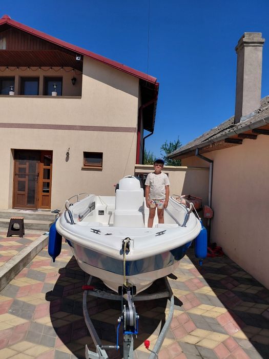 Vând ansamblu format din barcă DELPHIN 5.0 cu motor YAMAHA 60cp an fabricație și punere în funcționare iulie 2024