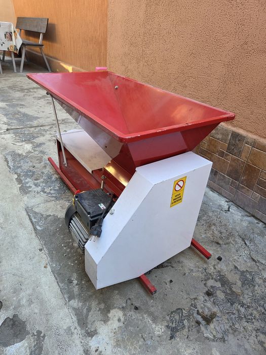 Zdrobitor și desciorchinător electric de struguri