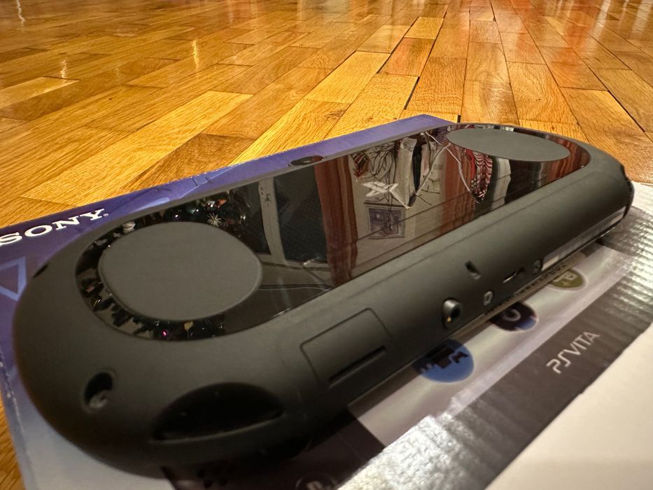 Sony PS Vita PCH-2000 (Slim) – пълен комплект, като нова