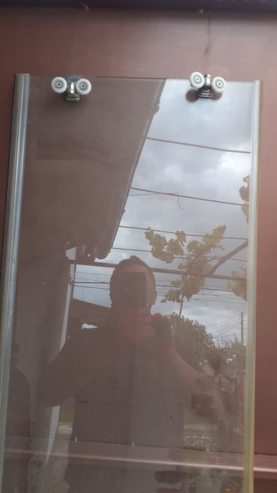 Продавам  вратички за душ кабина и две странични стъкла