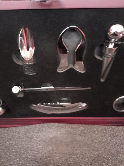 Trusă accesorii desfăcut sticle  cu pahare Chatou Franța