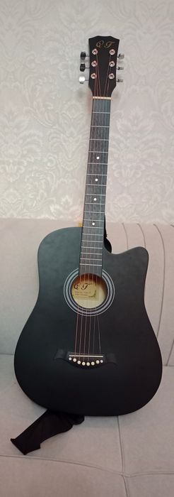 Гитара новый-25мың (1 струнасын үзіп алған)