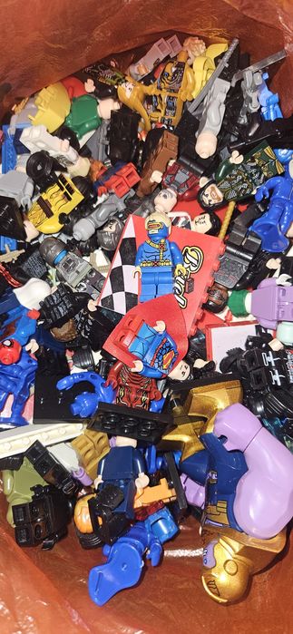 Лего( постройки ориг) и бонус фигурки