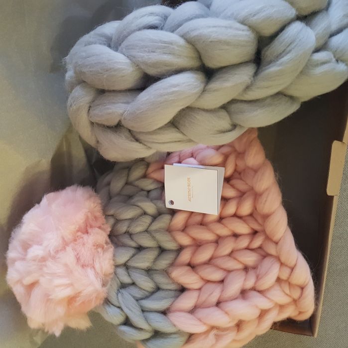 Шапка и шал от мериносова вълна.