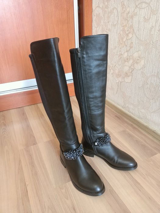 Продам новые кожаные сапоги