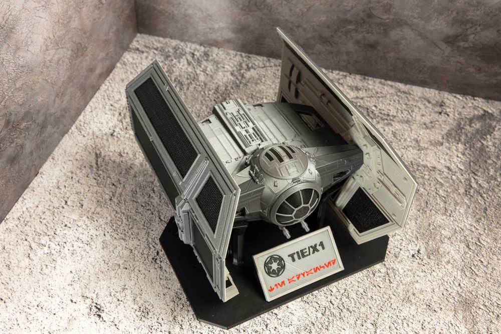 TIE/X1-модель истребитель Дарта Вейдера из вселенной Star Wars