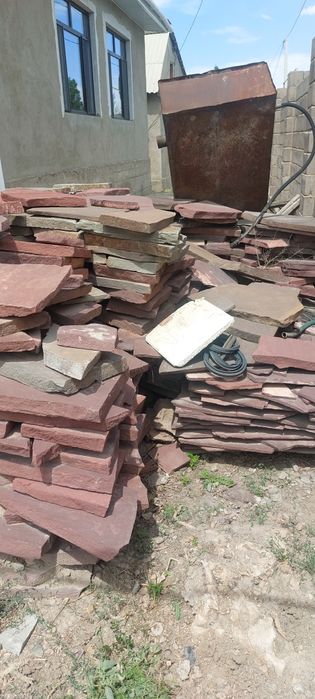 Камень  красный зелёный