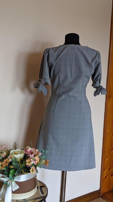 Rochie de zi elegantă în carouri