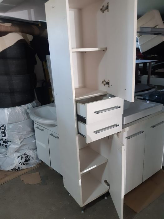 Vand Set de baie: mobilier, lavoar, dulap.