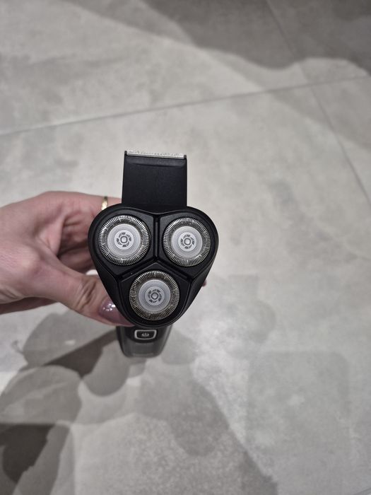 Елетрическа самобръсначка Filips