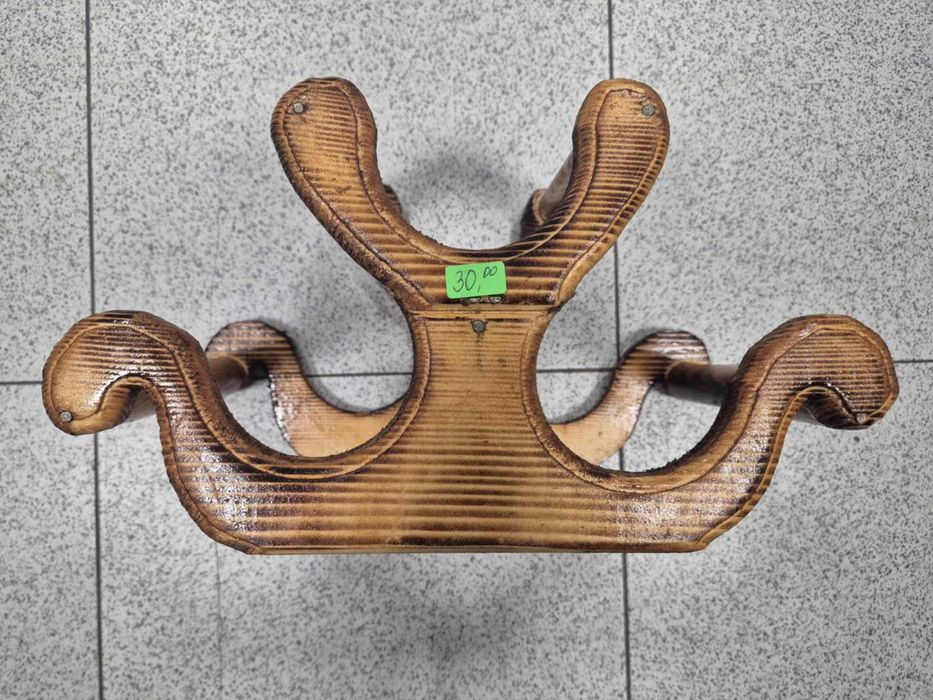 Продавам и изработвам дървени стойки за вино и ръчно написани табели