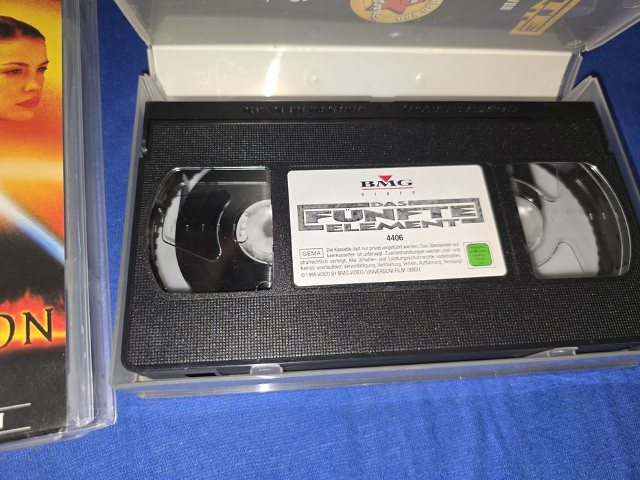 Pachet cu 3 casete video, vhs,în limba germană, Bruce Willis, 50 lei