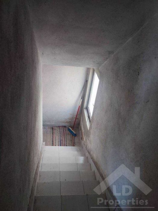 Двуетажна къща в близост до центъра на Генерал Тошево