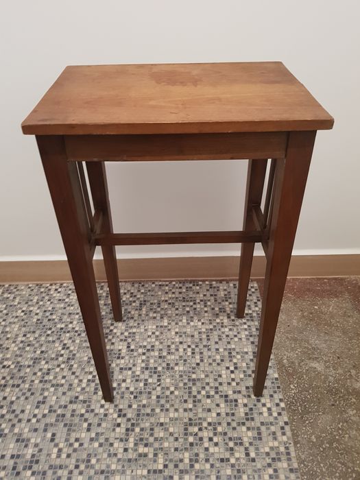 Măsuță veche din lemn.