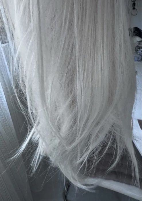 Perucă milky white 56 cm