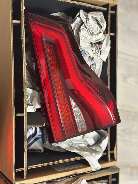 Стопове на BMW X3 оригинални от 2021 година с жълти мигачи