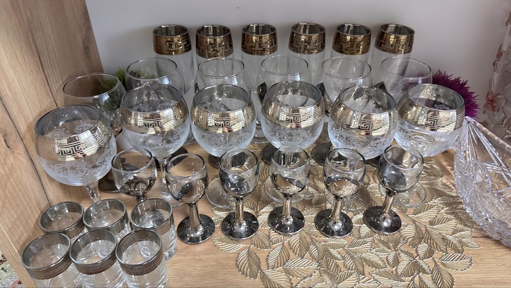 Фужеры, рюмки, чайный сервис.