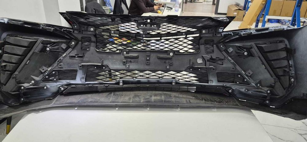Передний бампер белый цвет Geely Coolray