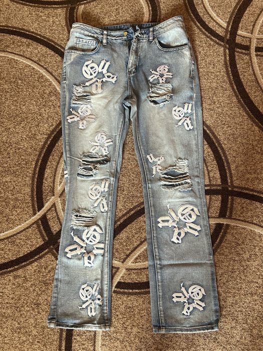 Мъжки накъсани дънки с готически елементи и нашивки