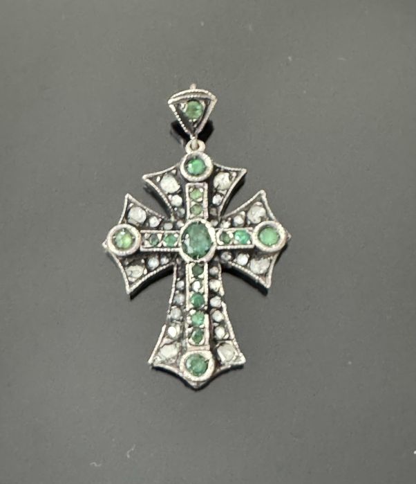 Cruce din argint, diamante si smaralde
