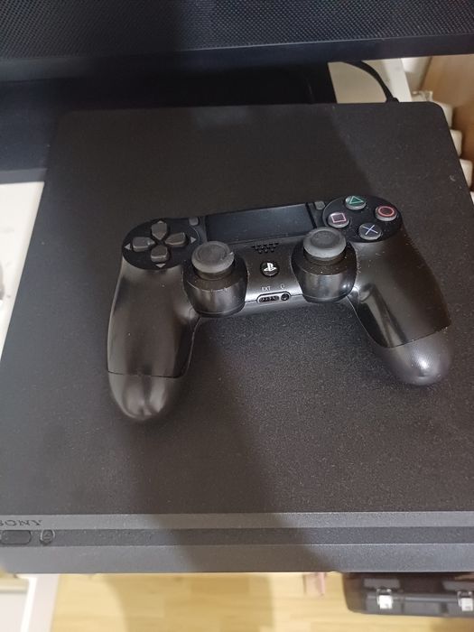 Vând ps4 slim 1 TB