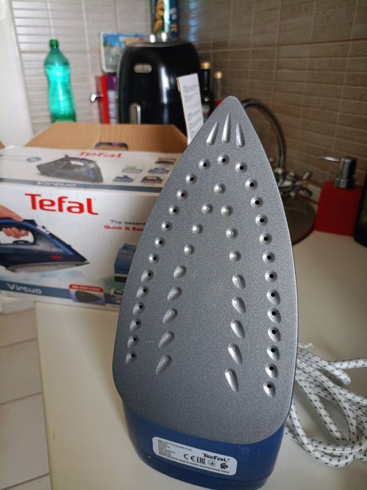 Vând fier de călcat Tefal Virtuo talpa ceramica produs de calitate.