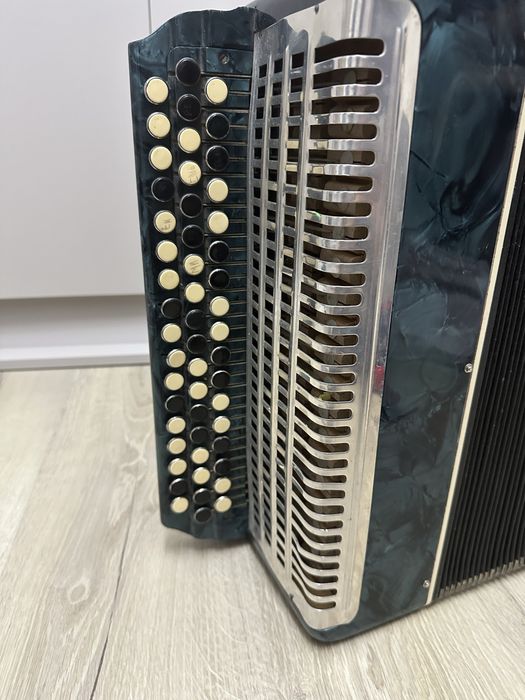 Продам баян без чехла и ремнев