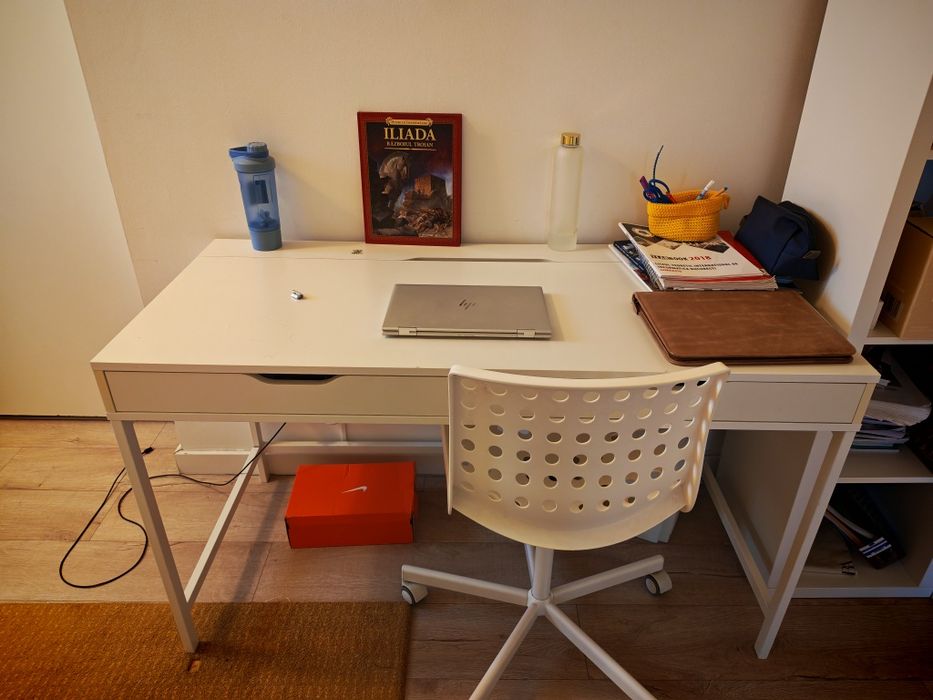 Divan extensibil de la Ikea in stare f buna preț 650/ Birou IKEA ALEX alb, 132 x 58 cm, cu 2 sertare, preț  250 lei
