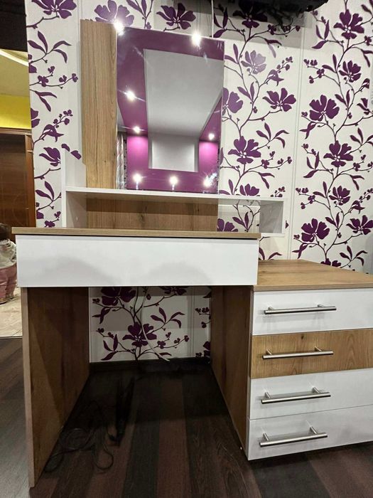 Тоалетка с огледало