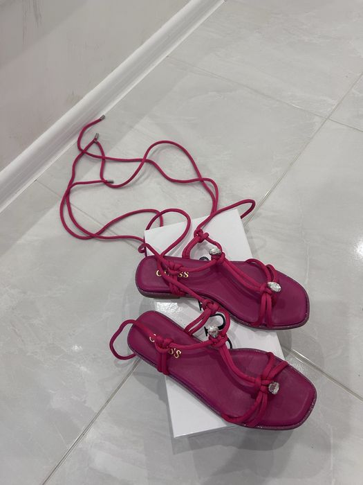 Guess оригинални сандали с връзки!
