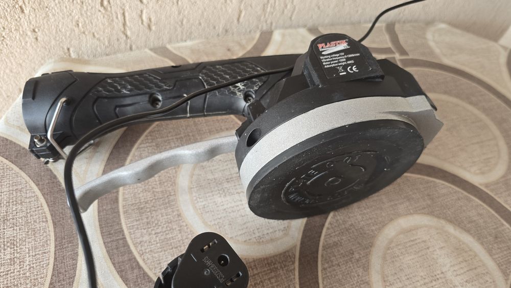 Masina cu ventuza, pentru nivelarea prin vibratii a placilor ceramice V07, cu 2 acumulatori LI-ION