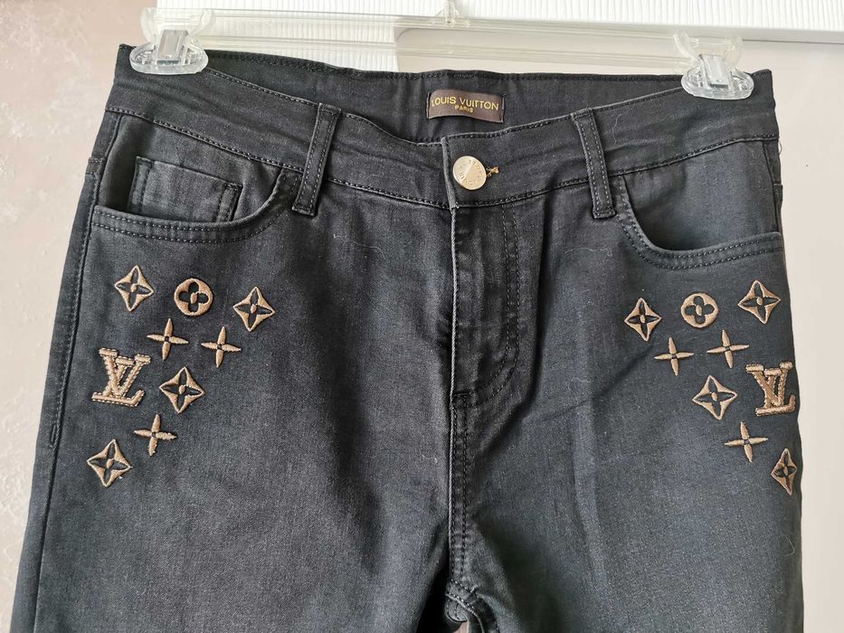 Нови дънки с бродерия