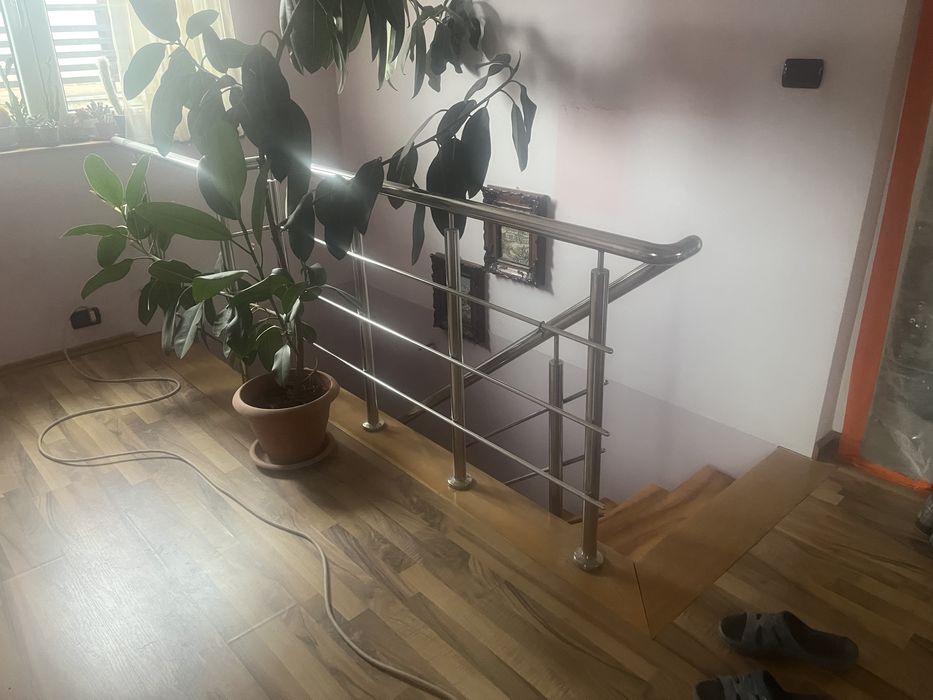 Scară de fier demontabilă imbrăcată în lemn de nuc