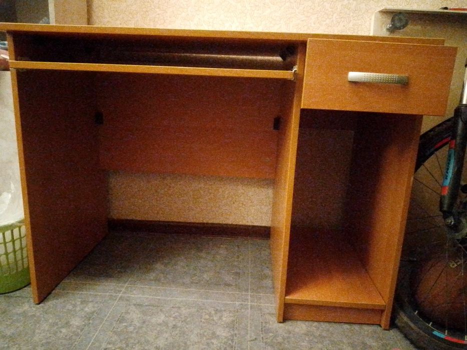 Продам письменный стол и комод