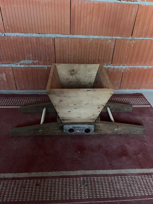 Zdrobitor struguri - role metalice și cadru stejar