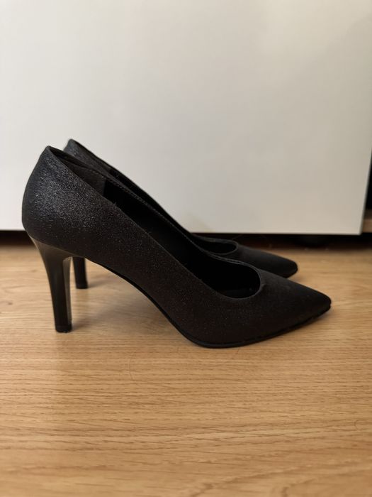 Черни блестящи токчета