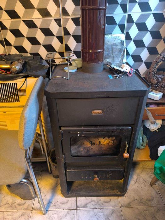 Продавам просторна къща с голям двор - гр. Димово