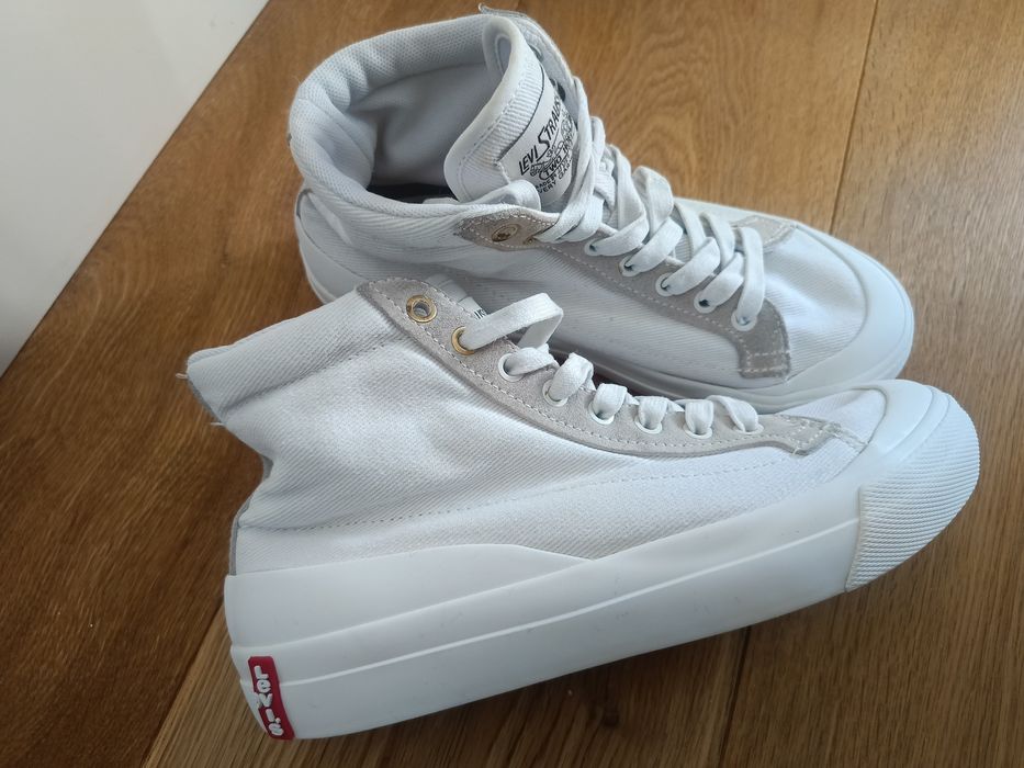 Levis , Дънки и кецове . Сет 65лв