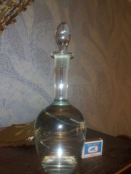 Вазы цветочные хрустальные,фарфоровые и графины продаются.