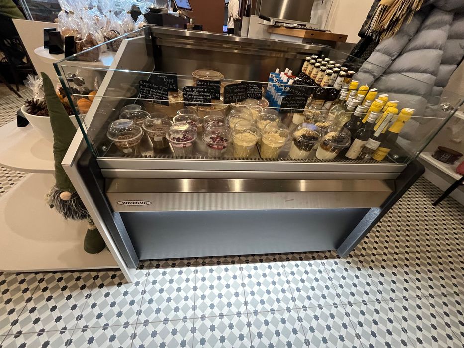 Хладилна отворена  експозиционна витрина