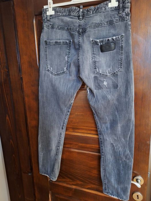Blugi Dsquared 2, stare foarte buna,ca noi,marimea 48!