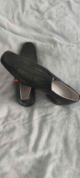 Vând pantofi piele naturala și piele lac