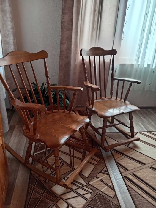 Дървени люлеещи се столове