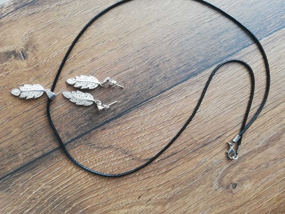 Сребърен комплект обеци и висулка.