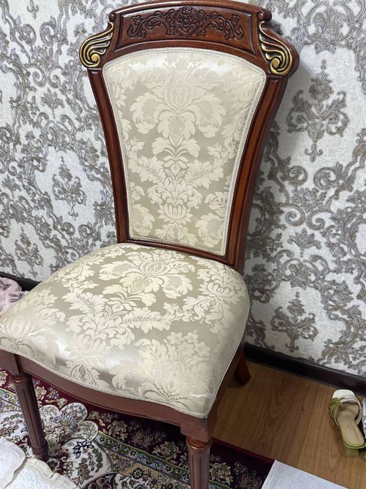 Прадается китайский стол и 12 стульев