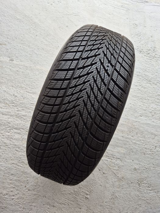 O bucată 225/55 R17 M+S iarnă - una Goodyear Falken Fulda